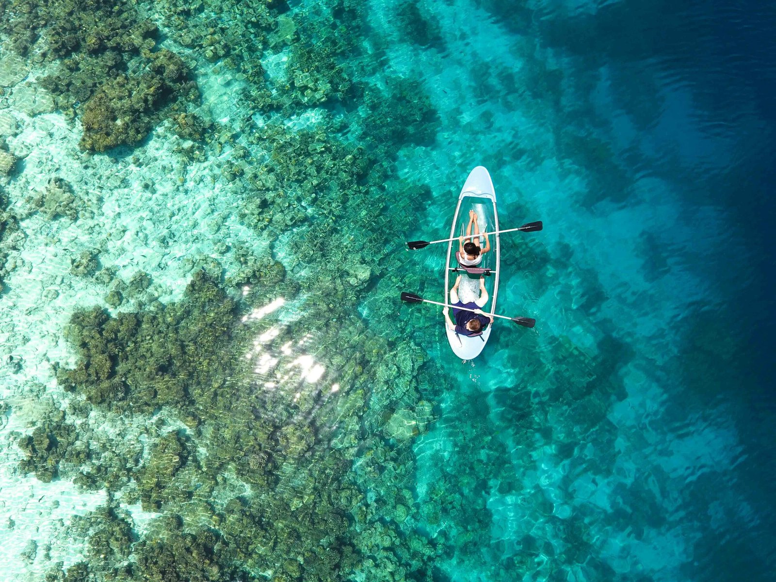 maldives-inspiration-voyage-plage-sable-blanc-canoé